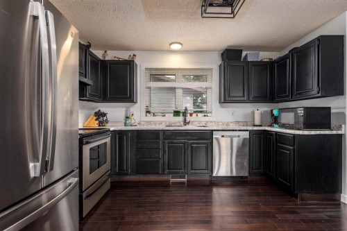 5411 28 Street, Lloydminster, AB - Indoor Photo Showing Kitchen With Upgraded Kitchen