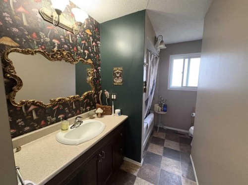 3410 51A Avenue, Lloydminster, AB - Indoor Photo Showing Bathroom