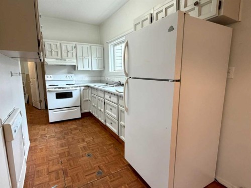 1236 1 Avenue, Wainwright, AB - Indoor Photo Showing Kitchen With Double Sink
