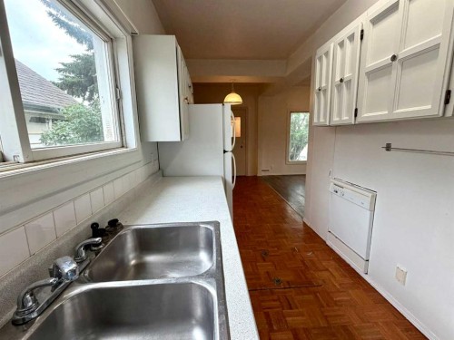 1236 1 Avenue, Wainwright, AB - Indoor Photo Showing Kitchen With Double Sink