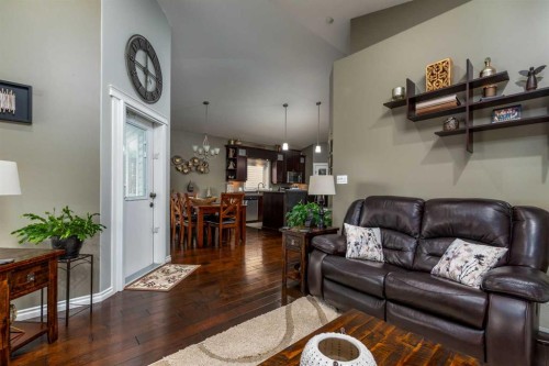 7213 40 Street, Lloydminster, AB - Indoor Photo Showing Living Room