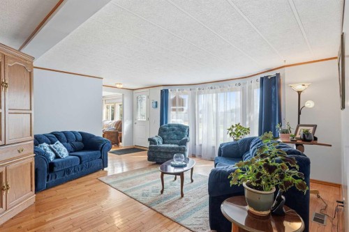5024 49 Avenue, Kitscoty, AB - Indoor Photo Showing Living Room