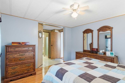 5024 49 Avenue, Kitscoty, AB - Indoor Photo Showing Bedroom