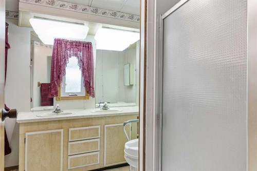 5024 49 Avenue, Kitscoty, AB - Indoor Photo Showing Bathroom