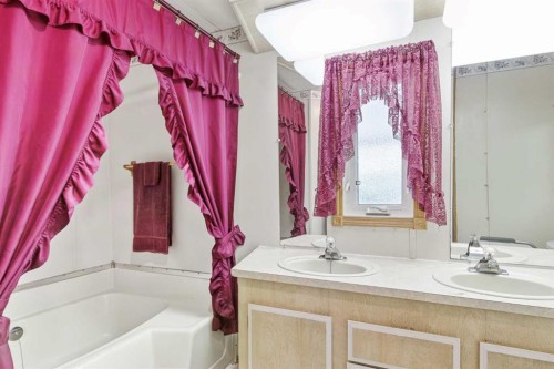 5024 49 Avenue, Kitscoty, AB - Indoor Photo Showing Bathroom