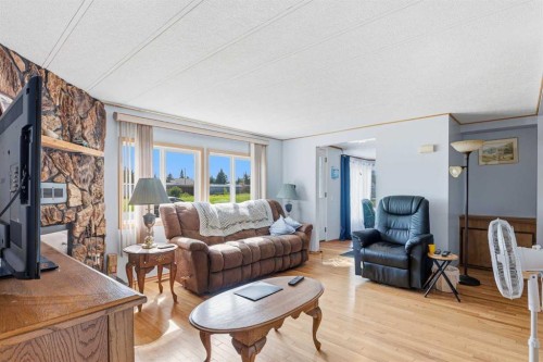 5024 49 Avenue, Kitscoty, AB - Indoor Photo Showing Living Room
