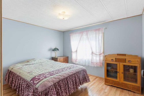 5024 49 Avenue, Kitscoty, AB - Indoor Photo Showing Bedroom