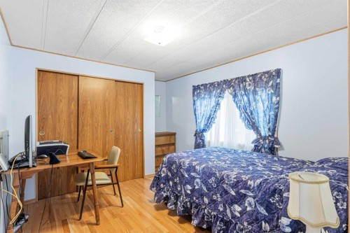 5024 49 Avenue, Kitscoty, AB - Indoor Photo Showing Bedroom