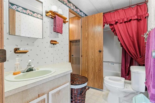 5024 49 Avenue, Kitscoty, AB - Indoor Photo Showing Bathroom