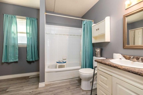 5101 55 Street, Lloydminster, AB - Indoor Photo Showing Bathroom