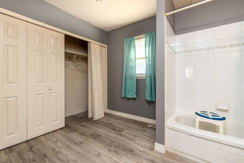 5101 55 Street, Lloydminster, AB - Indoor Photo Showing Bathroom