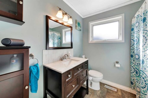 3208 54 Avenue, Lloydminster, AB - Indoor Photo Showing Bathroom