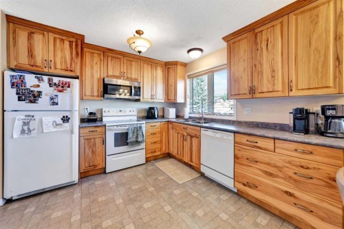 3208 54 Avenue, Lloydminster, AB - Indoor Photo Showing Kitchen