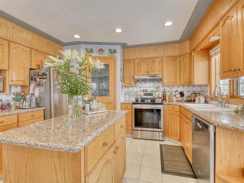 254209 Woodland Road, Rural Rocky View County, AB - Indoor Photo Showing Kitchen