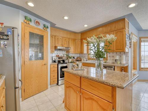 254209 Woodland Road, Rural Rocky View County, AB - Indoor Photo Showing Kitchen