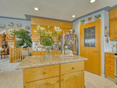 254209 Woodland Road, Rural Rocky View County, AB - Indoor Photo Showing Kitchen