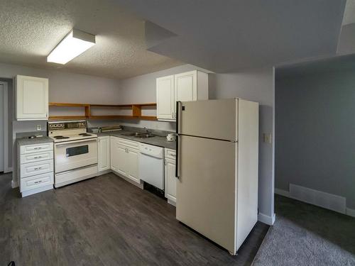 1-4-415 Royal Avenue Nw, Diamond Valley, AB - Indoor Photo Showing Kitchen With Double Sink