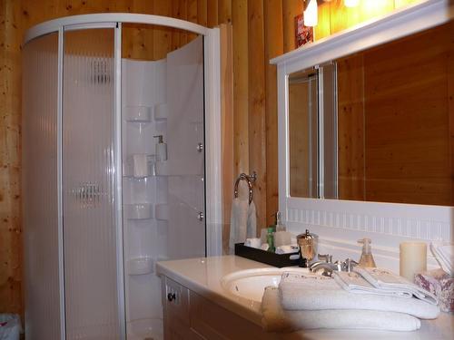 104 White Avenue, Bragg Creek, AB - Indoor Photo Showing Bathroom