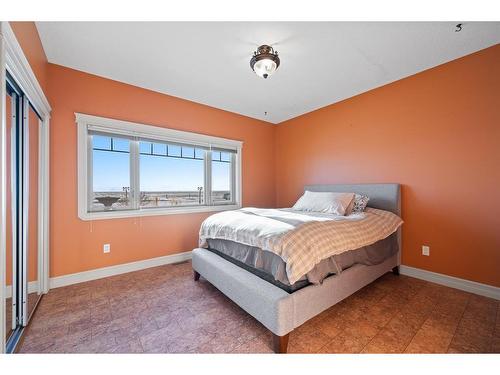 18 205010 Range Road 145, Rural Newell, County Of, AB - Indoor Photo Showing Bedroom