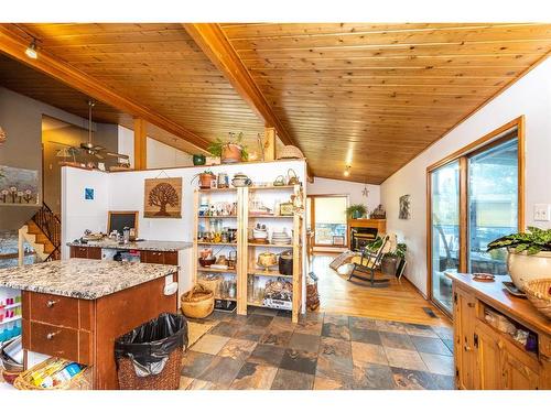 244027 Horizon View Road, Rural Rocky View County, AB - Indoor Photo Showing Kitchen