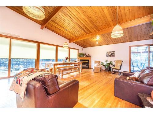 244027 Horizon View Road, Rural Rocky View County, AB - Indoor Photo Showing Living Room