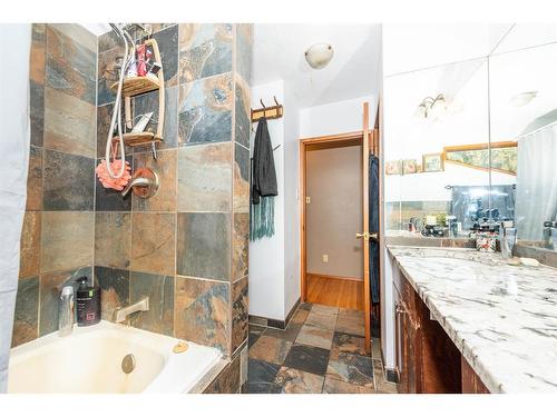 244027 Horizon View Road, Rural Rocky View County, AB - Indoor Photo Showing Bathroom