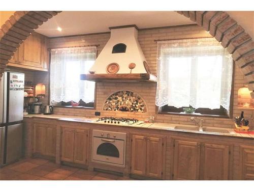 2 Via Fontana Di Leo, Out Of Province_Alberta, AB - Indoor Photo Showing Kitchen With Double Sink