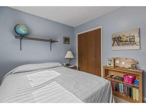 17 Barrier Mountain Drive, Exshaw, AB - Indoor Photo Showing Bedroom