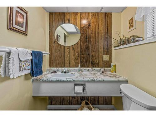 17 Barrier Mountain Drive, Exshaw, AB - Indoor Photo Showing Bathroom