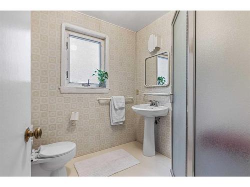 140 Kootenay Avenue, Banff, AB - Indoor Photo Showing Bathroom