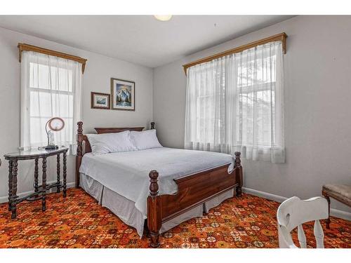 140 Kootenay Avenue, Banff, AB - Indoor Photo Showing Bedroom