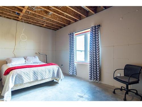 204022 Highway 564, Hussar, AB - Indoor Photo Showing Bedroom