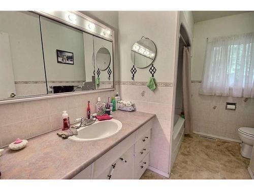 25039 A & B Township Road 542, Marwayne, AB - Indoor Photo Showing Bathroom