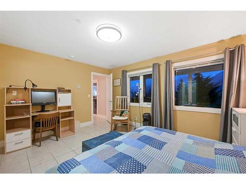 2565 Tecumseh Road, Crowsnest Pass, AB - Indoor Photo Showing Bedroom