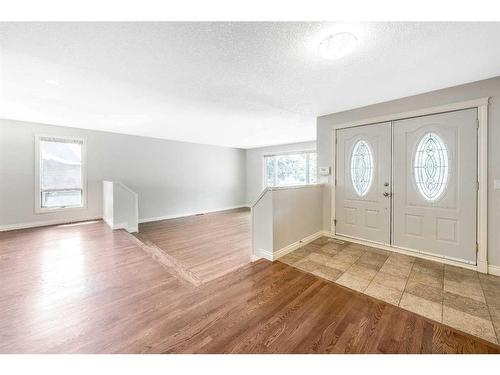 211 Pump Hill Crescent Sw, Calgary, AB - Indoor Photo Showing Other Room