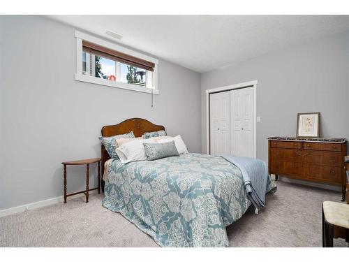 122 Ypres Green Sw, Calgary, AB - Indoor Photo Showing Bedroom