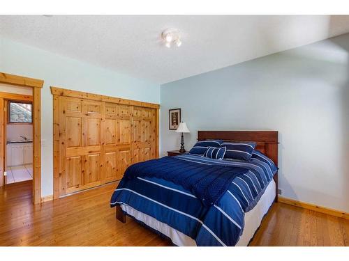 231065 Range Road 54, Bragg Creek, AB - Indoor Photo Showing Bedroom