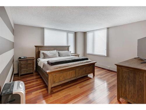 500J-500 Eau Claire Avenue Sw, Calgary, AB - Indoor Photo Showing Bedroom