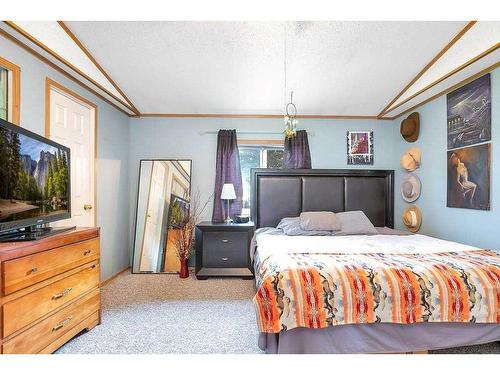 44-33009 Range Road 55, Rural Mountain View County, AB - Indoor Photo Showing Bedroom