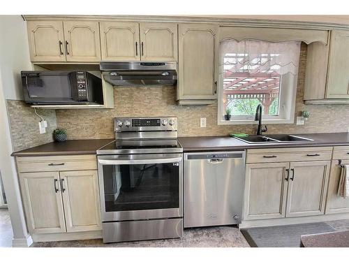 484063 Range Road 20, Blackfoot, AB - Indoor Photo Showing Kitchen With Double Sink