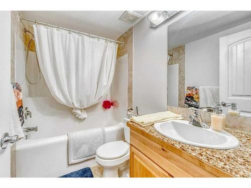 1-108 Juniper Road, Vulcan, AB - Indoor Photo Showing Bathroom