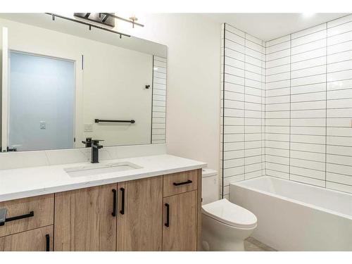 4511 35 Avenue Sw, Calgary, AB - Indoor Photo Showing Bathroom
