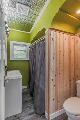 433 7A Street Ne, Calgary, AB - Indoor Photo Showing Bathroom