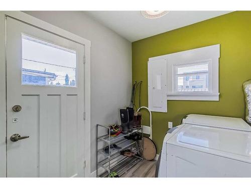 433 7A Street Ne, Calgary, AB - Indoor Photo Showing Other Room
