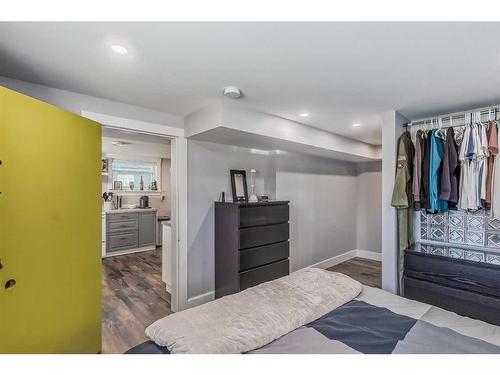 433 7A Street Ne, Calgary, AB - Indoor Photo Showing Bedroom
