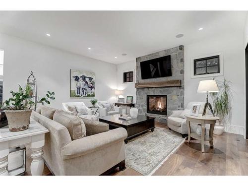 1106 Frontenac Avenue Sw, Calgary, AB - Indoor Photo Showing Living Room With Fireplace