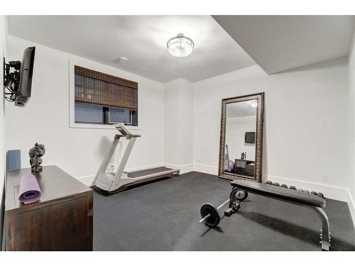 1106 Frontenac Avenue Sw, Calgary, AB - Indoor Photo Showing Gym Room