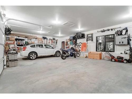 1106 Frontenac Avenue Sw, Calgary, AB - Indoor Photo Showing Garage