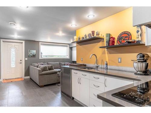 220 12 Street Nw, Calgary, AB - Indoor Photo Showing Kitchen