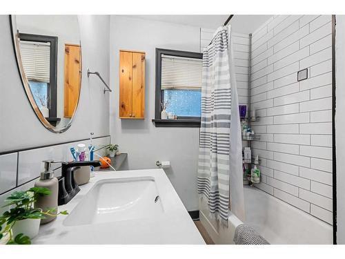 1613 Westmount Road Nw, Calgary, AB - Indoor Photo Showing Bathroom